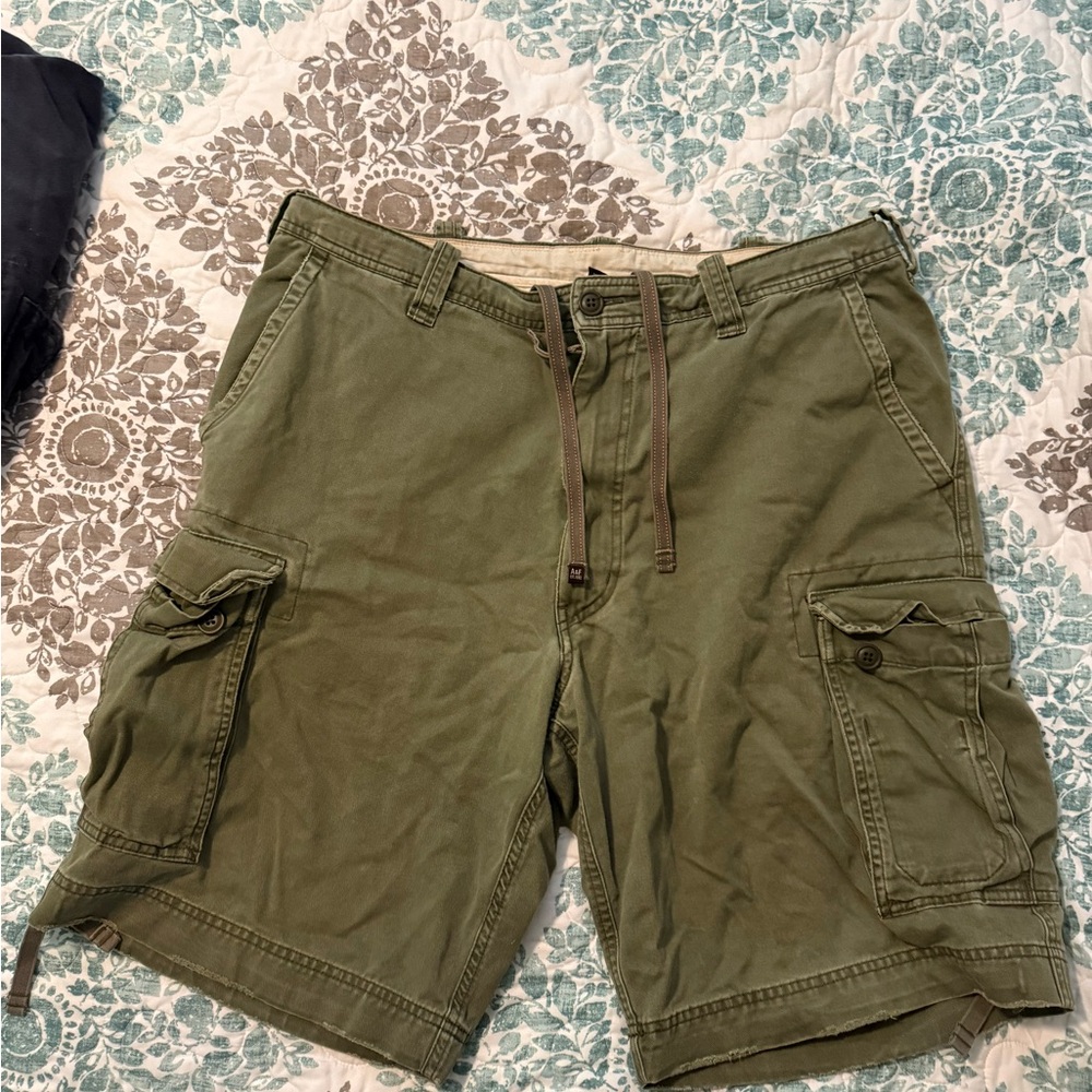 Abercrombie & Fitch Green Cargo Shorts in Pre-Owned Condition